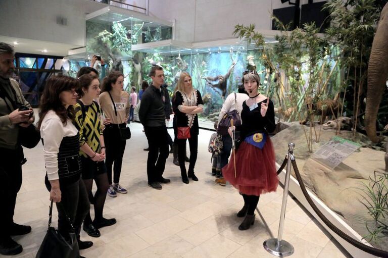 Волонтер Екатерина Фридман проводит экскурсию в Дарвиновском музее Волонтер Екатерина Фридман проводит экскурсию в Дарвиновском музее