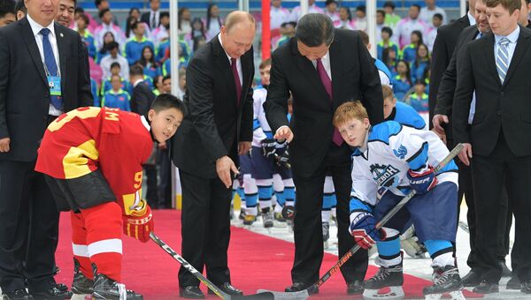 Президент РФ Владимир Путин и председатель КНР Си Цзиньпин во время посещения товарищеского хоккейного матча юношеских команд в Тяньцзине. 8 июня 2018