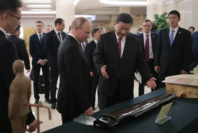 Президент РФ Владимир Путин и председатель КНР Си Цзиньпин на торжественном приеме в Тяньцзине. 8 июня 2018 Президент РФ Владимир Путин и председатель КНР Си Цзиньпин на торжественном приеме в Тяньцзине. 8 июня 2018