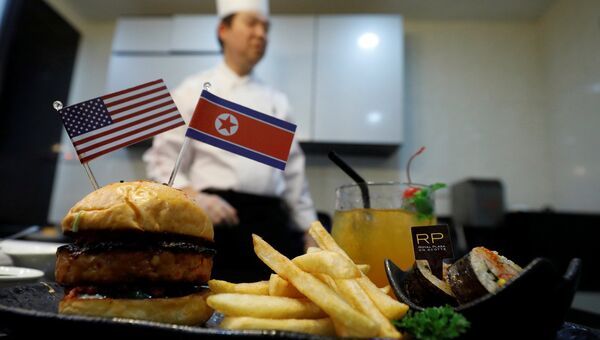 Бургер Трамп-Ким в одном из ресторанов в Сингапуре