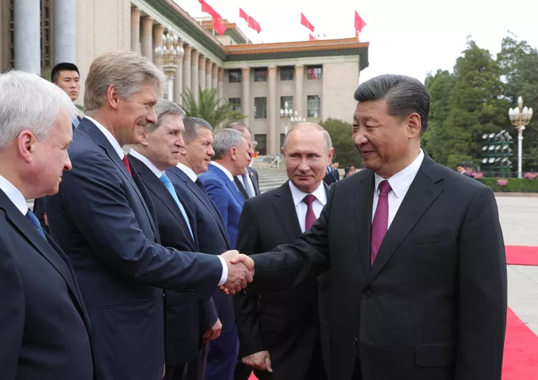 Президент РФ Владимир Путин и председатель КНР Си Цзиньпин (справа) во время встречи в Пекине. Второй слева: заместитель руководителя администрации президента РФ – пресс-секретарь президента РФ Дмитрий Песков Президент РФ Владимир Путин и председатель КНР Си Цзиньпин (справа) во время встречи в Пекине. Второй слева: заместитель руководителя администрации президента РФ – пресс-секретарь президента РФ Дмитрий Песков