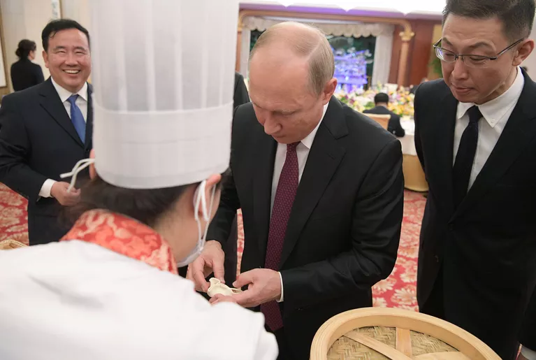 Президент РФ Владимир Путин на торжественном приеме от имени председателя КНР Си Цзиньпиня в Тяньцзине Президент РФ Владимир Путин на торжественном приеме от имени председателя КНР Си Цзиньпиня в Тяньцзине