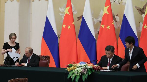 Президент РФ Владимир Путин и председатель КНР Си Цзиньпин на церемонии подписания совместных документов по итогам российско-китайских переговоров в Пекине