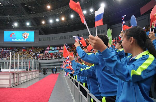 Болельщики перед началом товарищеского хоккейного матча юношеских команд из России и КНР в Тяньцзине
