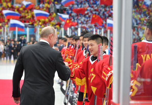 Президент РФ Владимир Путин во время посещения товарищеского хоккейного матча юношеских команд в Тяньцзине