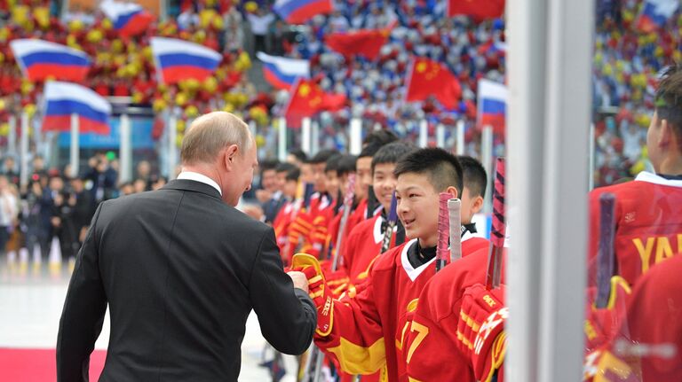 Президент РФ Владимир Путин во время посещения товарищеского хоккейного матча юношеских команд в Тяньцзине