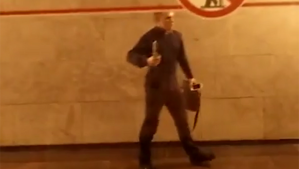 Неизвестный, вооруженный ножом, на станции Владимирской петербургского метрополитена. Стоп-кадр видео