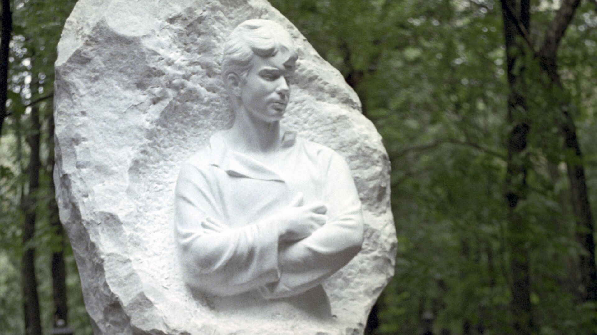 Памятник Есенина в Москве на Ваганьковском кладбище