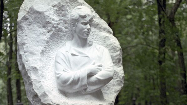Памятник на могиле поэта Сергея Есенина на Ваганьковском кладбище