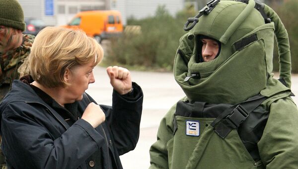 Канцлер Германии Ангела Меркель во время посещения боевой группы Бундесвера в Лецлингене