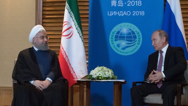 Президент РФ Владимир Путин и президент Ирана Хасан Роухани во время встречи на полях саммита Шанхайской организации сотрудничества (ШОС) в китайском Циндао. 9 июня 2018