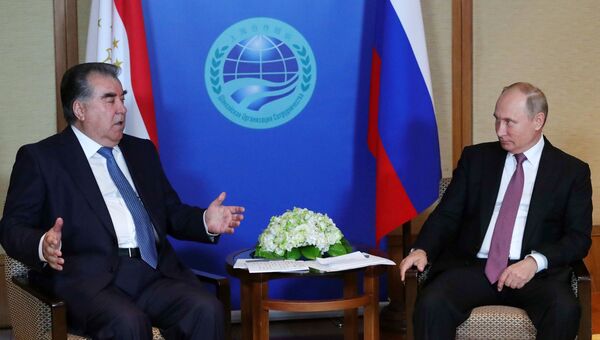 Владимир Путин и президент Таджикистана Эмомали Рахмон во время встречи на полях саммита ШОС. 9 июня 2018