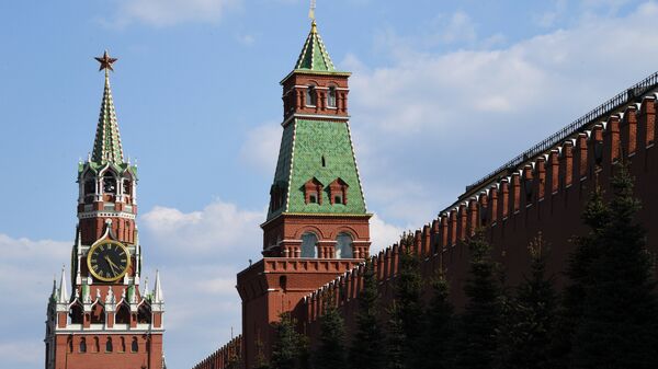 Спасская и Сенатская башни Московского Кремля. Архивное фото