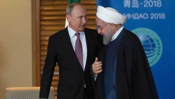 Владимир Путин и президент Ирана Хасан Роухани во время встречи на полях саммита ШОС. 9 июня 2018
