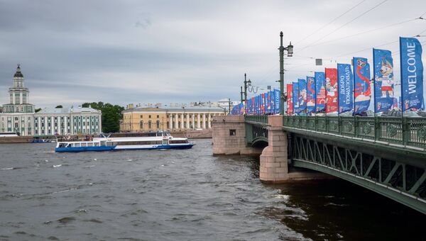 Флаги с символикой чемпионата мира по футболу 2018 на Дворцовом мосту в Санкт-Петербурге. Архивное фото