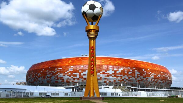 Стела с мячом возле стадиона Мордовия Арена в Саранске