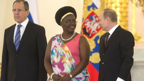 16 января 2014. Президент России Владимир Путин (справа) и чрезвычайный и полномочный посол Руанды Жанна д’Арк Муджавамария. Архивное фото