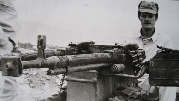 Александр Баранов на выставке захваченного у моджахедов склада оружия. Архивное фото