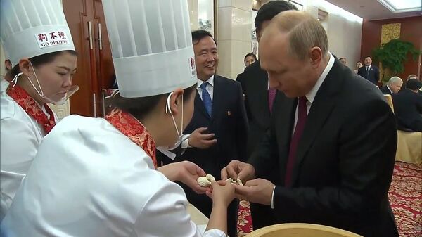 Путин приготовил китайские блины и пельмени