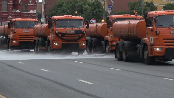 Чистые дороги в Москве: зачем поливать автотрассы во время дождя?