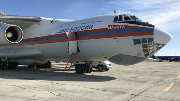 Самолет Ил-76 МЧС России, который доставил гуманитарный груз для пострадавшего от паводка населения Якутии