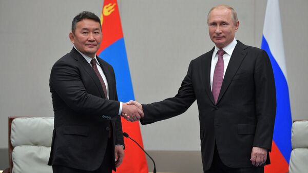 Владимир Путин и президент Монголии Халтмаагийн Баттулга во время встречи на полях саммита ШОС. 9 июня 2018