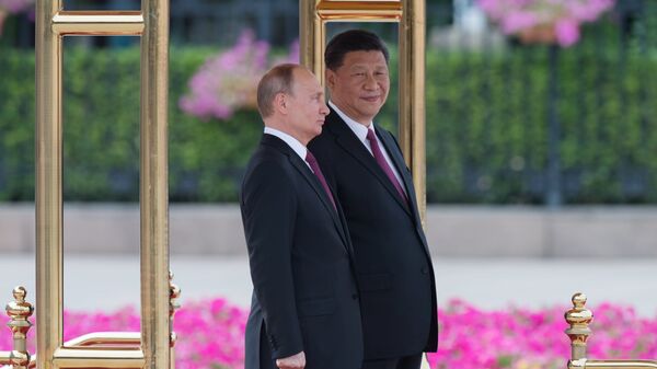 Президент РФ Владимир Путин и председатель КНР Си Цзиньпин во время встречи в Пекине. 8 июня 2018