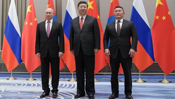 Владимир Путин во время встречи с председателем КНР Си Цзиньпинем и президентом Монголии Халтмаагийном Баттулгой на полях саммита ШОС. 9 июня 2018