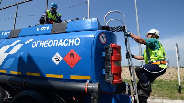 Бензовоз компании Газпром нефть