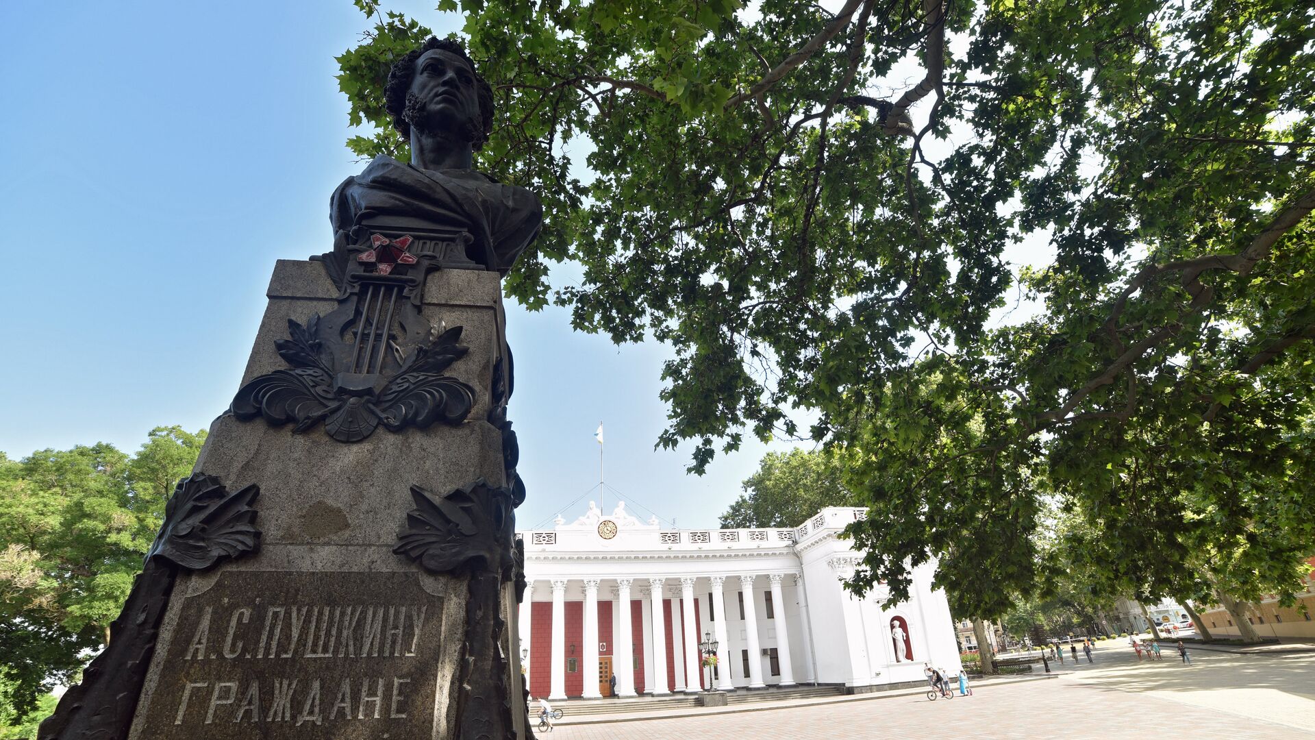 Памятник поэту А.С.Пушкину перед зданием Одесской городской думы - РИА Новости, 1920, 03.10.2024