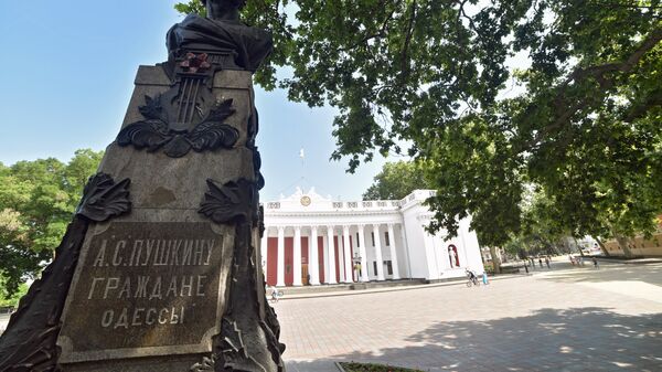 Памятник поэту А.С.Пушкину перед зданием Одесской городской думы