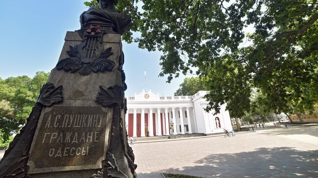 Памятник поэту А.С.Пушкину перед зданием Одесской городской думы. Архивное фото