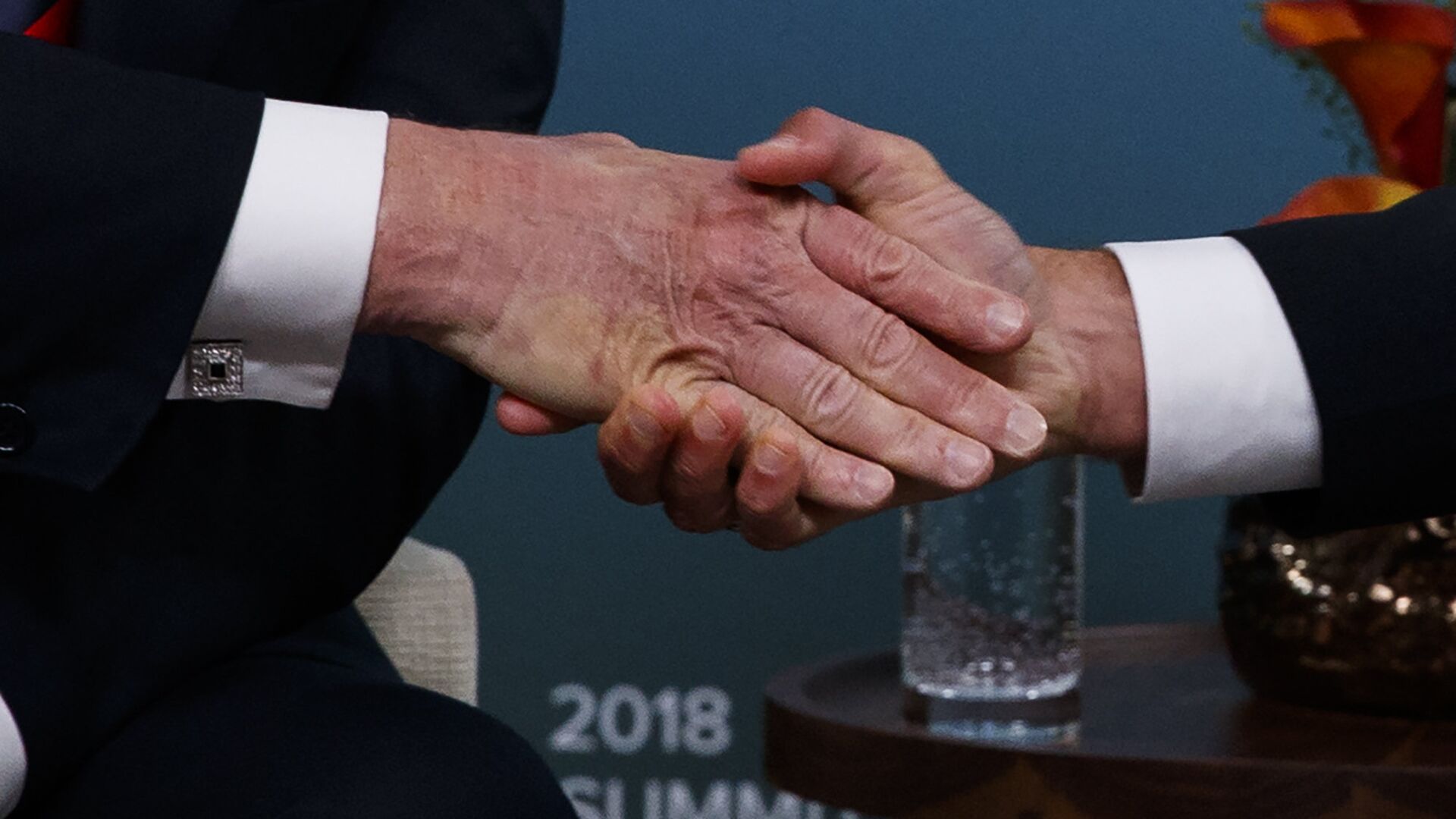 Рукопожатие президентов США и Франции Дональда Трампа и Эммануэля Макрона на саммите G7. 8 июня 2018 - РИА Новости, 1920, 07.05.2021