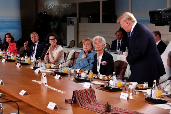 Президент США Дональд Трамп с опозданием прибыл на завтрак лидеров G7, который был посвящен вопросам гендерного равенства. 9 июня 2018 года Президент США Дональд Трамп с опозданием прибыл на завтрак лидеров G7, который был посвящен вопросам гендерного равенства. 9 июня 2018 года