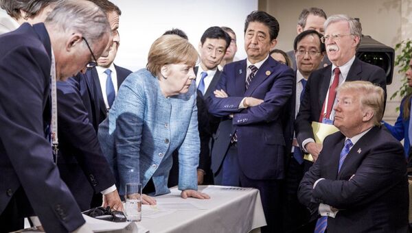 Канцлер ФРГ Ангела Меркель разговаривает с президентом США Дональдом Трампом на саммите G7. Архивное фото