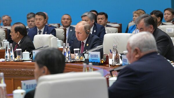 Президент РФ В. Путин на саммите ШОС в Китае. 10 июня 2018