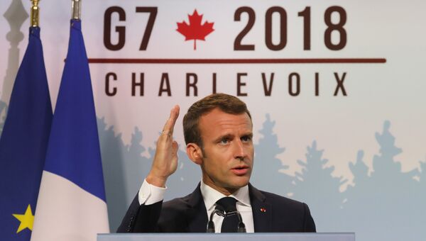 Президент Франции Эммануэль Макрон выступает на пресс-конференции по итогам саммита G7. 9 июня 2018