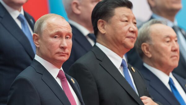 ладимир Путин на церемонии фотографирования глав государств - членов ШОС. 10 июня 2018