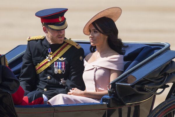 Принц Гарри с женой Меган Маркл на параде Trooping of the Colour по случаю официального дня рождения королевы Елизаветы II. 9 июня 2018 Принц Гарри с женой Меган Маркл на параде Trooping of the Colour по случаю официального дня рождения королевы Елизаветы II. 9 июня 2018