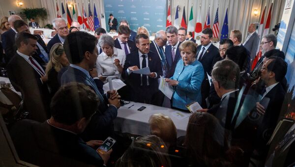 Премьер-министр Канады Джастин Трюдо и лидеры G7 обсуждают совместное заявление. 9 июня 2018