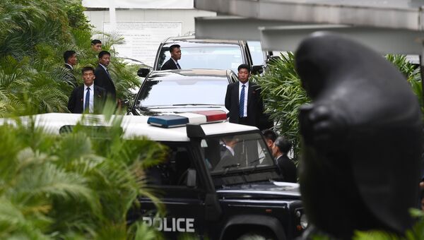 Кортеж северокорейского лидера Ким Чен Ына прибывает в отель St. Regis перед саммитом, Сингапур. 10 июня 2018