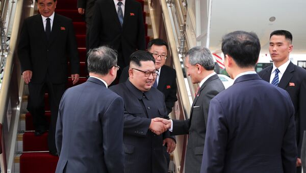 Лидера Северной Кореи Ким Чен Ын во время прибытия в Сингапур. 10 июня 2018