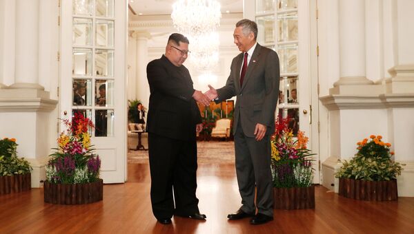 Глава Северной Кореи Ким Чен Ын и премьер-министр Сингапура Ли Сяньлун во время встречи. 10 июня 2018