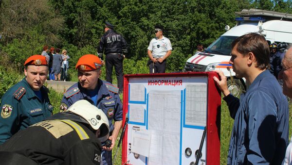 Сотрудники экстренных служб на месте ДТП в Орловском районе. 10 июня 2018