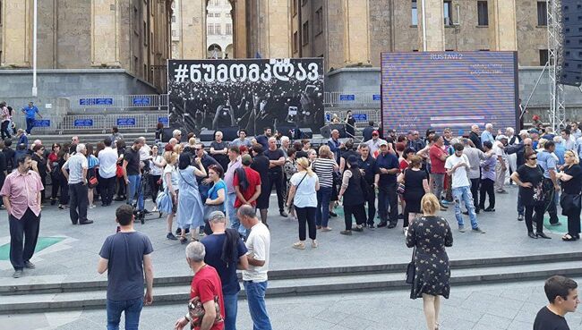 Люди перед акцей протеста в центре Тбилиси. 10 июня 2018