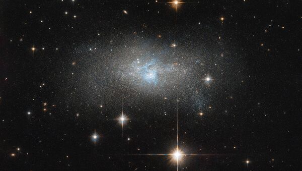 Снимки карликовой галактики IC 4870 c нитями голубого газа в центре