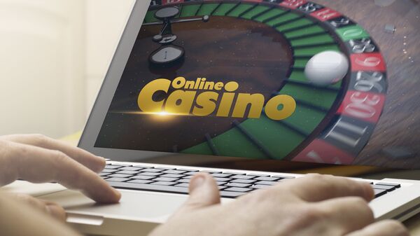 Человек играет в онлайн-казино