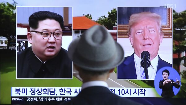 Северокорейский лидер Ким Чен Ына и президент США Дональд Трамп во время новостной программы на экране телефизора на Сеульском вокзале в Сеуле, Южная Корея. 11 июня 2018