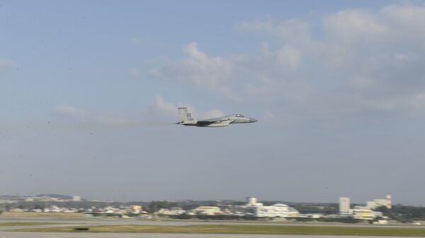 Истребитель ВВС США F-15 взлетает с базы Кадена, Япония 