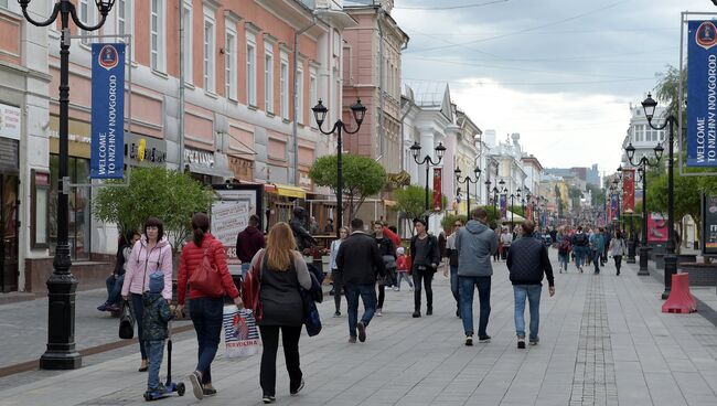 Прохожие на улице Большая Покровка в Нижнем Новгороде. Архивное фото